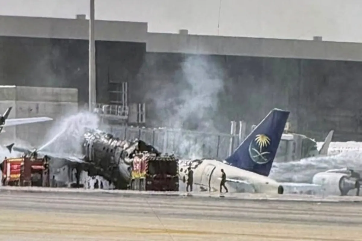 Salah Satu Pesawat Terbakar di Bandara Riyahd  Arab Saudi