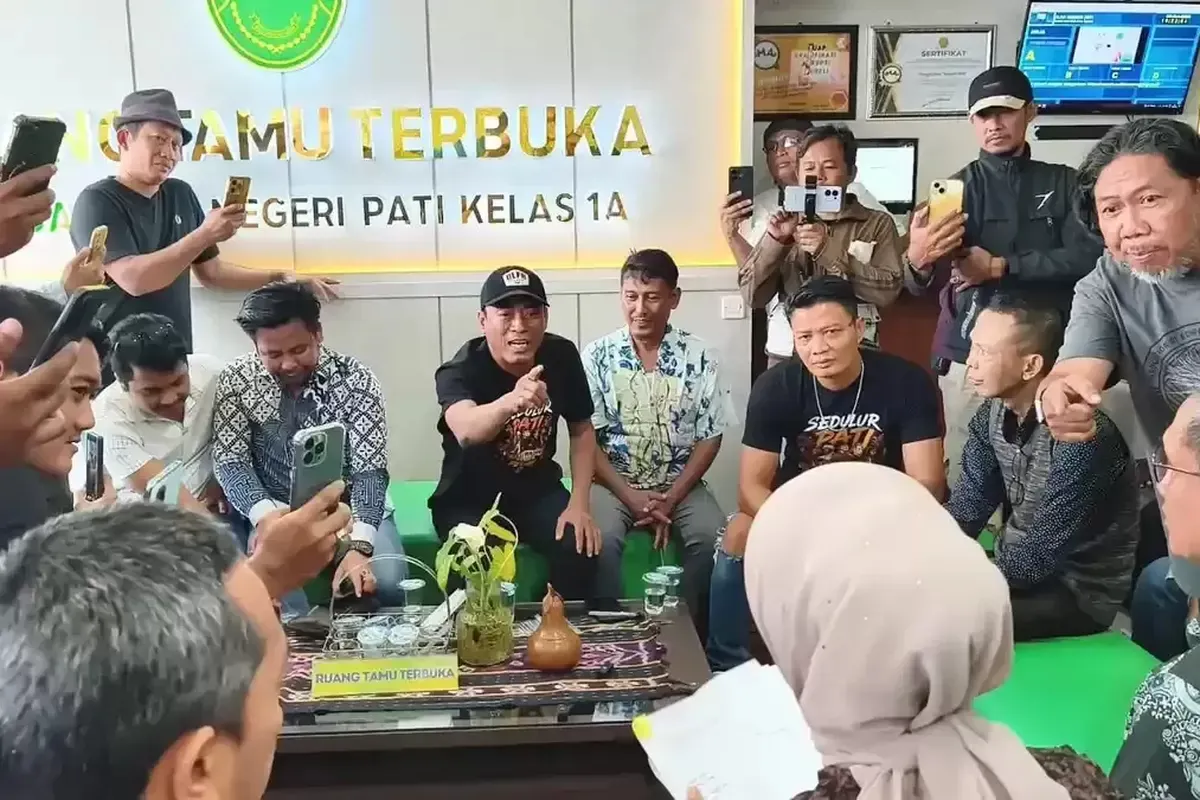 Botok Pati Siram Hakim merangkap Jubir PN Pati dengan air