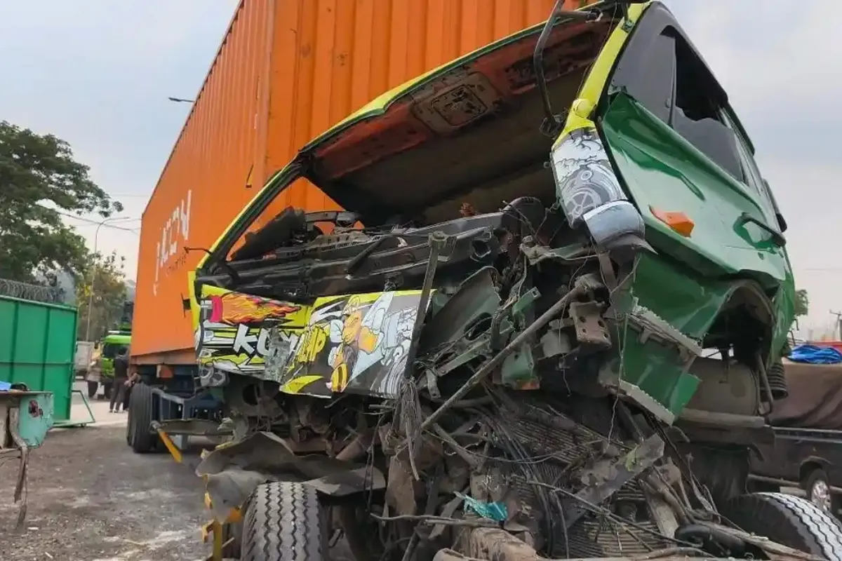 Salah satu truk yang terlibat kecelakaan beruntun di tol Cipularang km 91 arah Jakarta, Rabu 07/10/2026