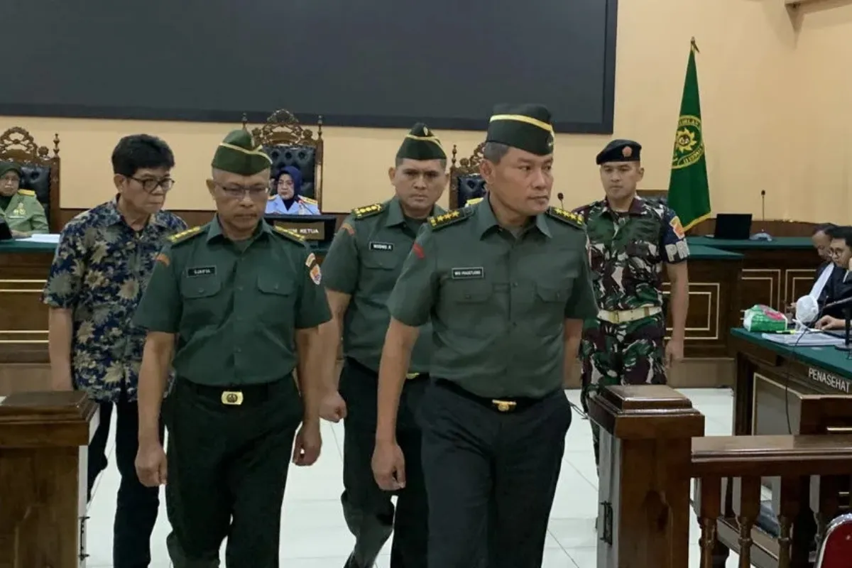 Para terdakwa, mantan Pangdam IV/Diponegoro, Letjen Widi Prasetijono; mantan Asrendam, Kolonel Inf Wisnu Kurniawan; mantan Kakumdam, Kolonel Chk Sjaiful Nursaid; dan Mantan Direktur Operasional PT RSA, Suko Madyo Susilo, keluar dari persidangan setelah pe