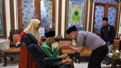 Kapolres Jombang Sowan ke Pesantren Shiddiqiyyah, Kulonuwun pada Kiai