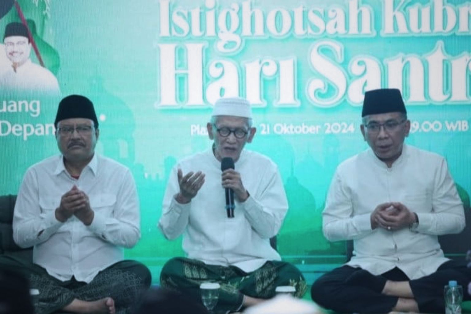Ketua Umum PBNU Yahya Cholil Staquf (tengah) diapit C. Holland Taylor dari CSCV (kiri) dan Syekh Abdurrahman al-Khayyat, Ketua Liga Muslim Dunia untuk Asia Tenggara dan Australia (kanan), mengeluarkan Komunike R20 di Hotel Hyatt Regency, Yogyakarta, Jumat
