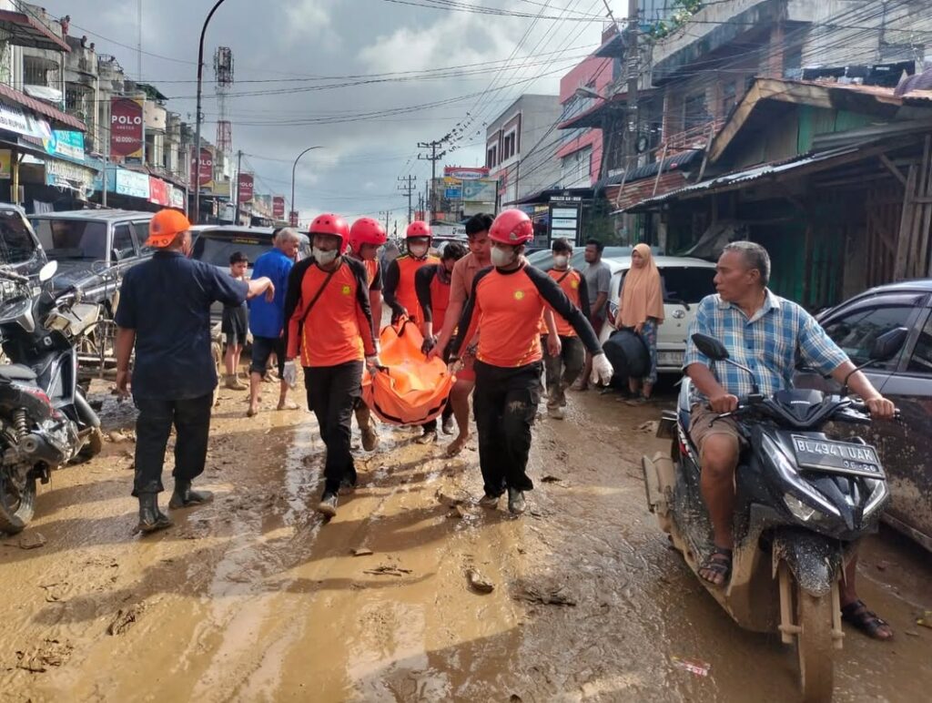Evakuasi Korban Banjir oleh Basarnas