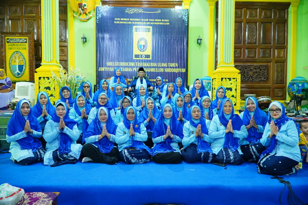 Syekh Moch. Mukhtarullohil Mujtabaa Mu'thi bersama JKPHS