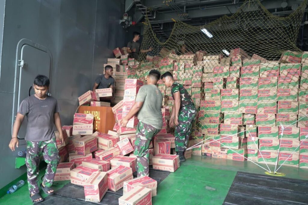 TNI membawa bantuan