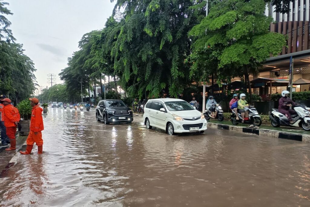 Hujan Deras Guyur Jakarta Beberapa Ruas Jalan Terendam Banjir