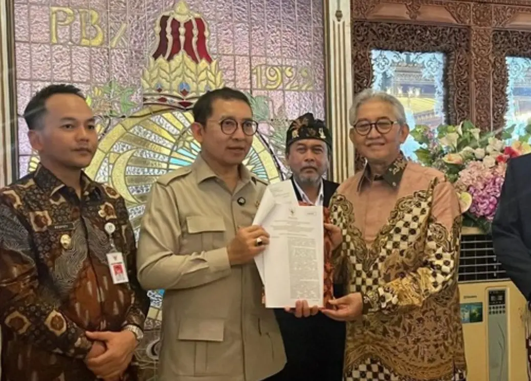 Penyerahkan SK penunjukan Pelaksana Perlindungan Keraton Solo di Sasana Handrawina