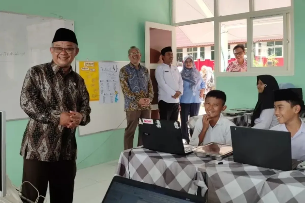 Mendikdasmen Abdul Mu'ti, saat meninjau sekolah di Kabupaten Bogor - dok Kemendikdasmen