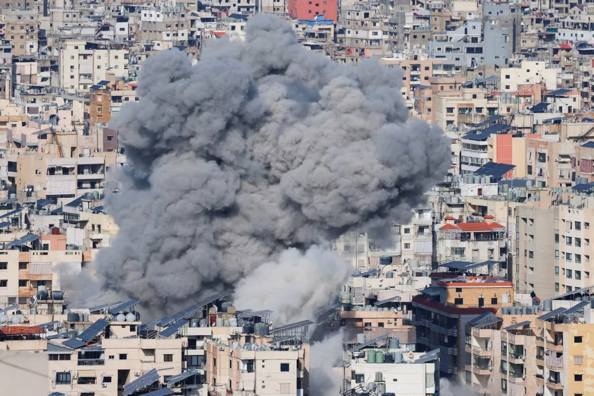 Asap mengepul setelah serangan Israel di pinggiran selatan Beirut, 4 Maret 2026 - dok Reuters | Claudia Greco