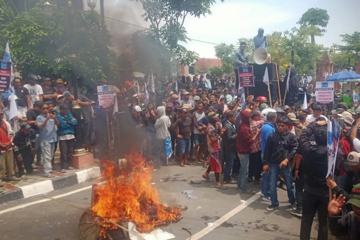Demo di Indramayu terkait revitalisasi tambak - dok Ist