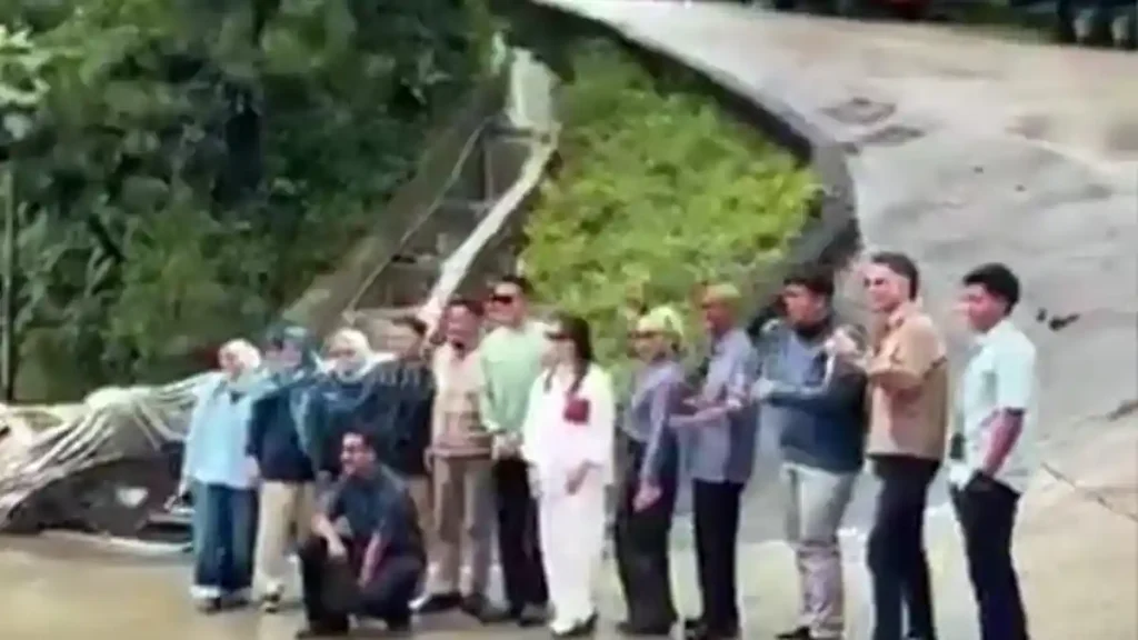 Rombongan Foto di Sitinjau Lauik