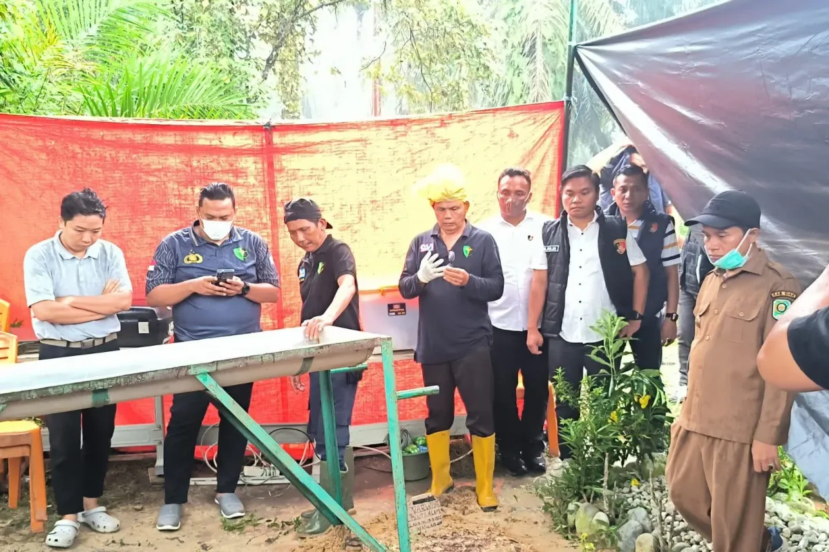 Polisi melakukan ekshumasi atau autopsi jadad korban penganiayaan di Siak - dok Satreskrim Polres Siak