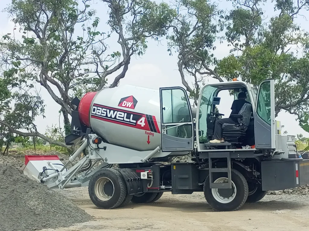 Mobil self-loading concrete mixer
